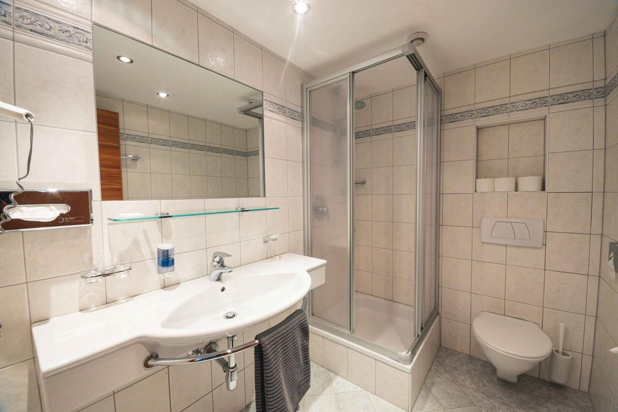 Triple Room Bathroom,1375054592:JPEG