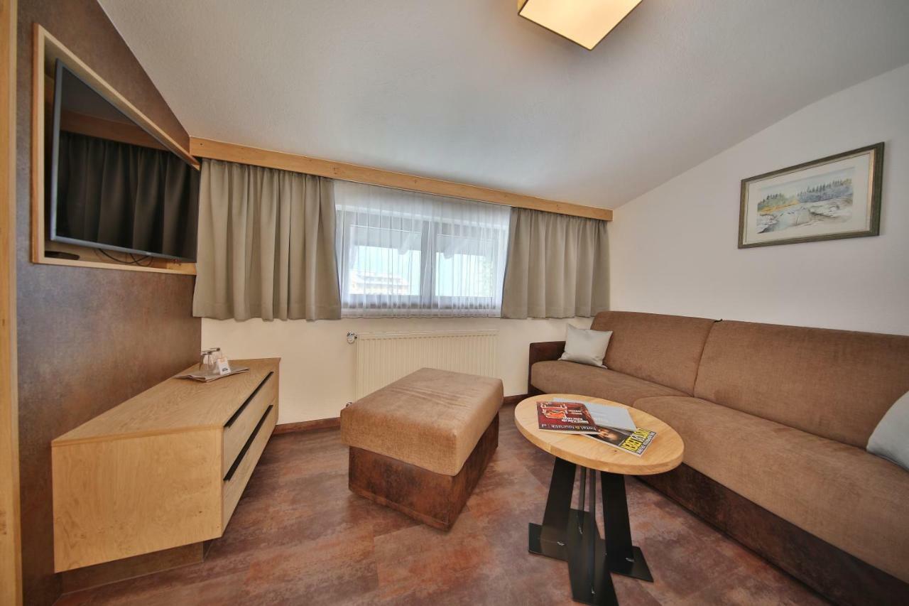 Family Room,127737666:JPEG